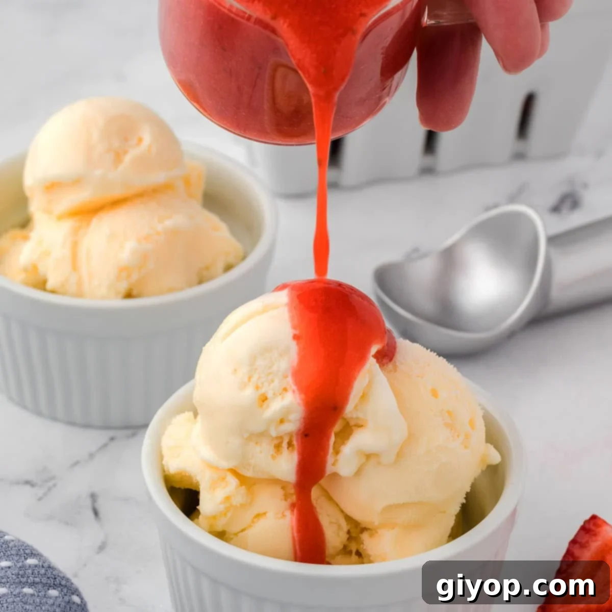 Velvety Strawberry Sauce 1 featured 40097