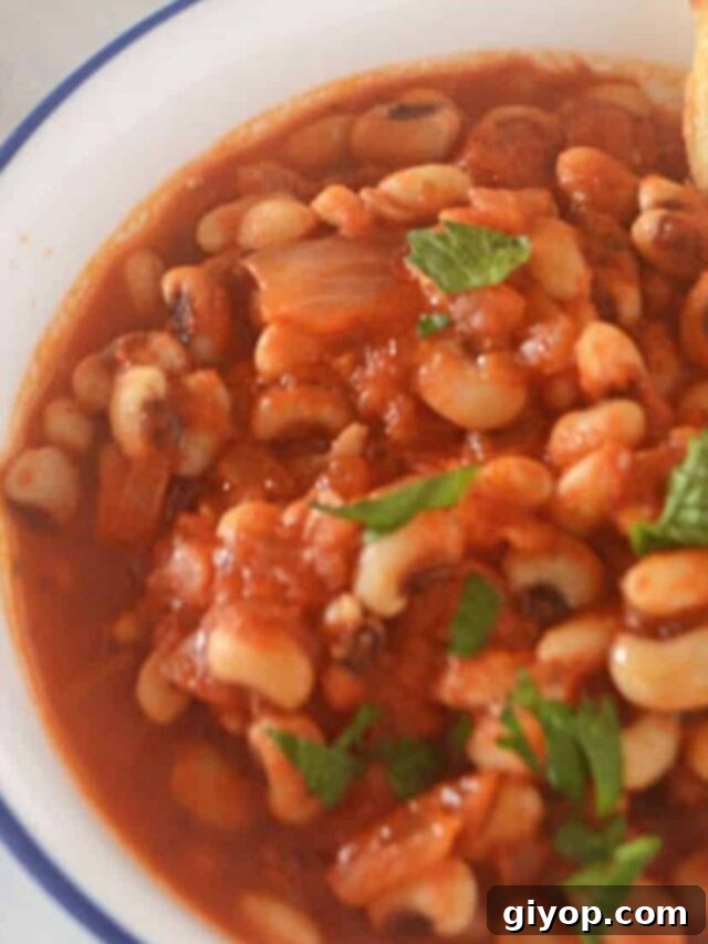 A hearty bowl of vegetarian black-eyed peas, garnished with fresh herbs, perfect for a comforting and healthy Monday dinner.