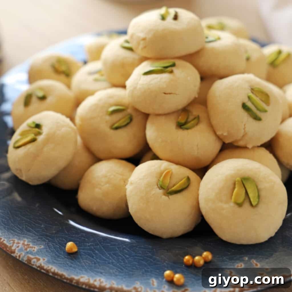 A pile of ghraybeh on a blue plate.