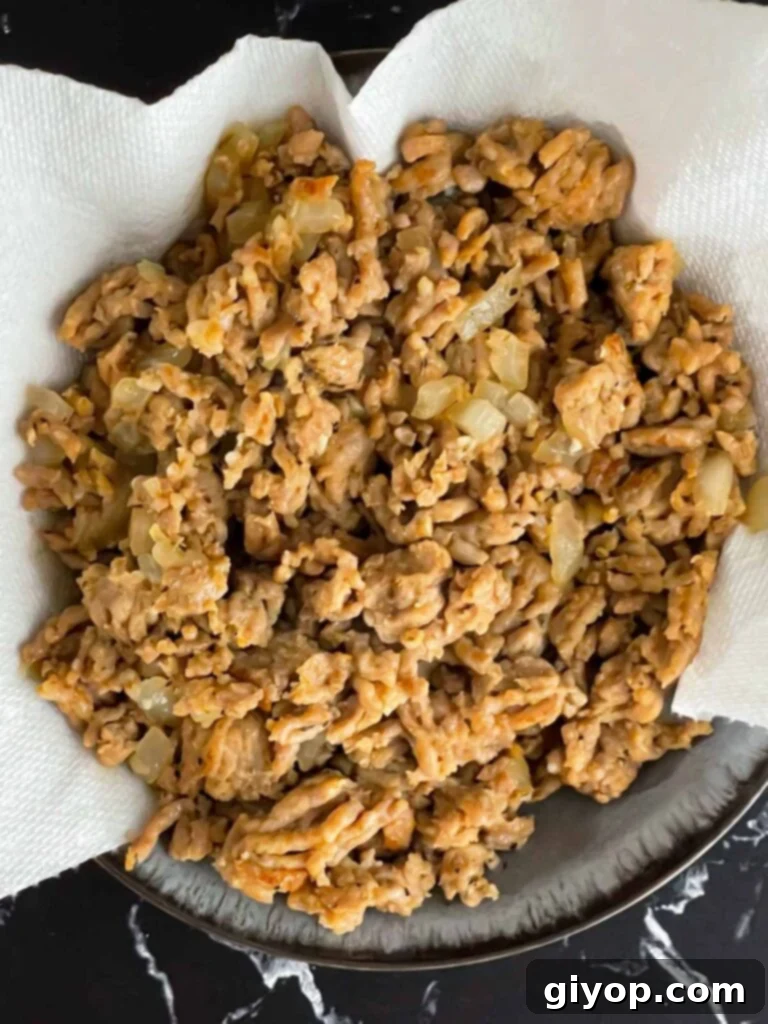 Italian sausage in a paper towel lined bowl.